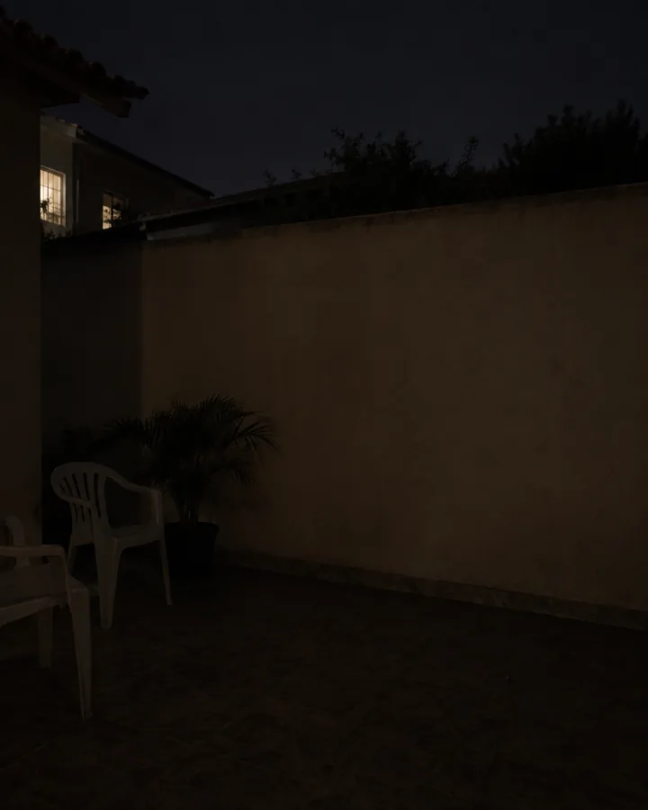 Muro de quintal apagado à noite, sem nenhuma iluminação